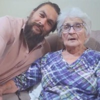 Jason Momoa memang kerap kali berbicara di media bahwa ia cukup dekat dengan neneknya. Mantan bintang serial Baywatch itu bahkan menyebut dirinya sendiri sebagai anaknya Nenek. Foto: Youtube/@jasonmomoa