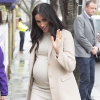 Untuk Meghan, dia memadukan gaunnya berbarengan dengan coat Armani seharga US$ 2.975 atau Rp 42 juta, dan tas Stella McCartney US$ 865 atau Rp 12 jutaan. Foto: Dok. Getty Images