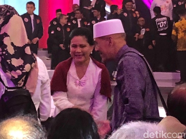 Iriana Jokowi tampil anggun berkebaya putih yang dipadu dengan kain motif parang. Riasan wajahnya tipis natural, sementara rambutnya ditata dengan sanggul bergaya simpel. Foto: detikfoto