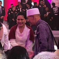 Iriana Jokowi tampil anggun berkebaya putih yang dipadu dengan kain motif parang. Riasan wajahnya tipis natural, sementara rambutnya ditata dengan sanggul bergaya simpel. Foto: detikfoto