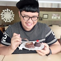 Ricky Cuaca dulunya penggemar makanan manis. Demi merampingkan tubuh dan menjalani gaya hidup sehat, dia merelakan semua makanan kesukaannya itu. Foto: Instagram rickycuaca