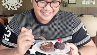 Nih bukti lain kalau Ricu doyan ngemil manis. Ada kue cokelat yang siap dilahapnya. Foto: Instagram rickycuaca