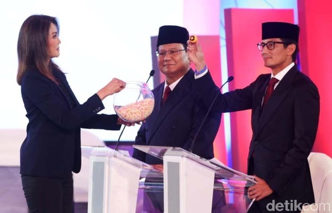 Mengemban tugas moderator Debat Cagub 2017, Ira memosisikan dirinya sebagai katalisator yang memastikan para paslon adalah bintang di debat tersebut. Maka haram baginya untuk menonjol dari paslon, termasuk dalam hal berbusana dan makeup. Foto: Rengga Sancaya