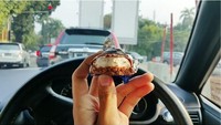 Di tengah macetnya jalanan Jakarta, Vadi ternyata sibuk ngemil dengan makanan kue cokelat yang disukainya. Foto: Instagram @vadieakbar