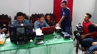 Seorang warga binaan Lapas Kelas II B Ciamis merekam sidik jarinya.