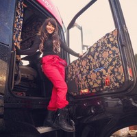 Rino Sasaki tumbuh di Prefektur Kochi sebagai putri seorang sopir truk. Ia tak pernah terpikir untuk menjadi sopir truk sampai tujuh tahun lalu, ayahnya sakit dan ia pun mulai menggantikannya. Foto: Instagram @sr8x4volvo