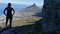 Potret Tamaryn saat hiking di Kasteelpoort. Pemandangannya keren! (tamaryngreen/Instagram)