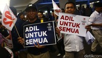 Mereka membawa poster bertuliskan Adil untuk semua.