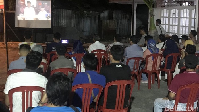 Pendukung Prabowo di Padang Nobar Debat Capres di Rumah Jubir BPN