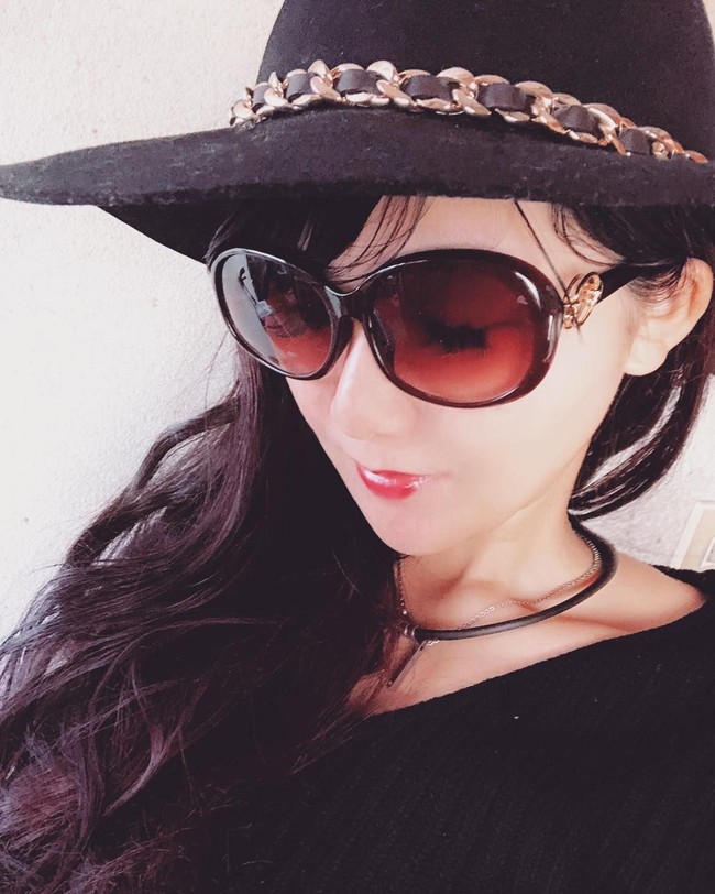 Awalnya Rino mencoba untuk masih mengajar kelas tari juga. Tetapi ternyata mengemudi ribuan mil ke berbagai daerah berarti ada kemungkinan ia tidak selalu bisa kembali ke rumah sesuai jadwal. Akhirnya Rino meninggalkan kariernya sebagai guru tari dan menjadi sopir truk purna waktu. Foto: Instagram @sr8x4volvo