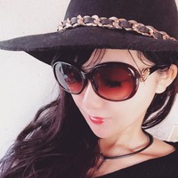 Awalnya Rino mencoba untuk masih mengajar kelas tari juga. Tetapi ternyata mengemudi ribuan mil ke berbagai daerah berarti ada kemungkinan ia tidak selalu bisa kembali ke rumah sesuai jadwal. Akhirnya Rino meninggalkan kariernya sebagai guru tari dan menjadi sopir truk purna waktu. Foto: Instagram @sr8x4volvo