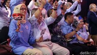 Desi terlihat membawa gambar Prabowo-Sandi.