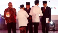 Kedua pasangan calon bersalaman saat naik ke panggung.