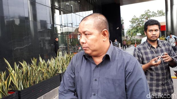 Anggota DPRD Kabupaten Bekasi Suganda usai diperiksa KPK sebagai saksi kasus suap Meikarta, Kamis (17/1/2019)