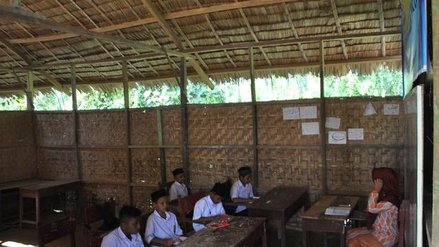 menenteng buku, anak-anak berseragam warna putih dan biru tepat pukul 14.00 WIB masuk ke ruangan kelas. 