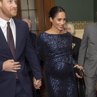 Berbeda jauh dengan gaun H&M-nya, gaun Meghan kali ini datang dari label Roland Mouret. Harganya mencapai 3.500 poundsterling atau setara dengan Rp 64 juta. Foto: Dok. Getty Images