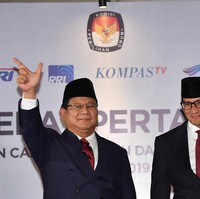 Turut menyempurnakan gaya mereka, peci hitam di kepala. Kali ini tidak ada kemeja biru atau putih yang biasa jadi andalan mereka saat berkampanye. (Foto: Dok. ANTARA FOTO/Aprillio Akbar)