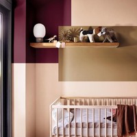 Salah satu trik Diana untuk tampilan rumah yang lebih menarik adalah dengan menempatkan benda favorit di belakang dinding yang dicat dengan warna Spiced Honey dan turunannya. Berikut bisa jadi inspirasi kamar tidur bayi. Foto: Dulux
