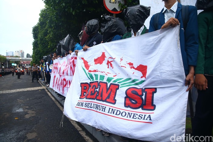 Sejumlah mahasiswa dari Badan Eksekutif Mahasiswa Seluruh Indonesia (BEM SI) menggelar aksi demo meminta debat capres digelar di kampus.