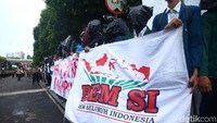 Demo digelar di dekat loaksi debat Pilpres 2019 di Hotel Bidakara, Pancoran, Jakarta Selatan.