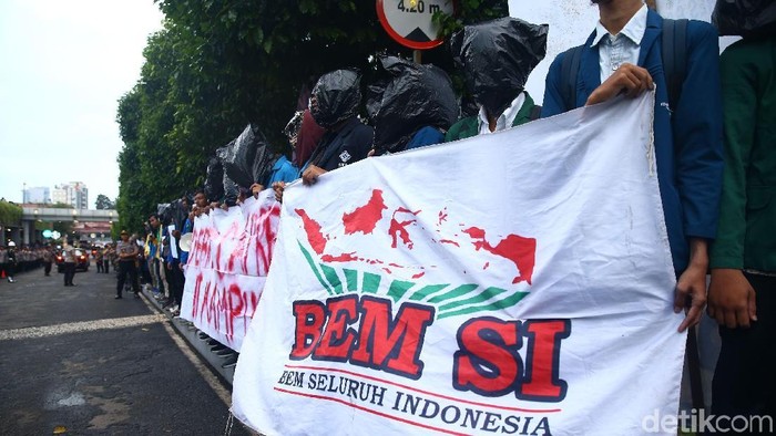 Sejumlah mahasiswa dari Badan Eksekutif Mahasiswa Seluruh Indonesia (BEM SI) menggelar aksi demo meminta debat capres digelar di kampus.