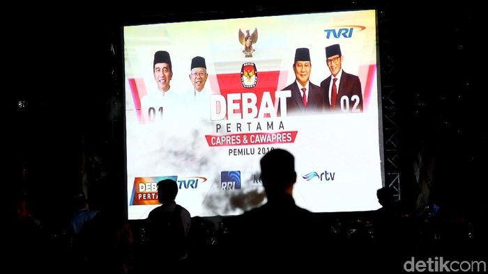 Nonton debat capres sambil menyantap camilan, tanpa disadari bisa memicu kegemukan (Foto: Grandyos Zafna) Nonton debat capres sambil menyantap camilan, tanpa disadari bisa memicu kegemukan (Foto: Grandyos Zafna)