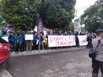 Mahasiswa Demo di Bidakara, Minta Debat Capres Digelar di Kampus