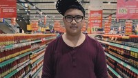 Eits! Ricu mau belanjan apa pemotretan nih? Ia berdiri di tengah lorong supermarket dengan jejeran botol kecap dan saus sambal sebagai latarnya. Foto: Instagram rickycuaca