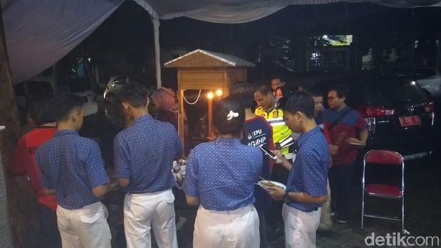 Meski Hujan, Warga Kabupaten Semarang Tetap Antusias Nobar Capres