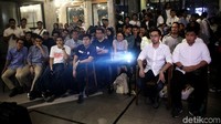 Begini susana nobar debat capres cawapres 2019 di Nusa Kopi, Jakarta, Kamis (17/1/2019). Hadir Muhammad Pradana Indraputra ketua bidang milenial alumni UI.
