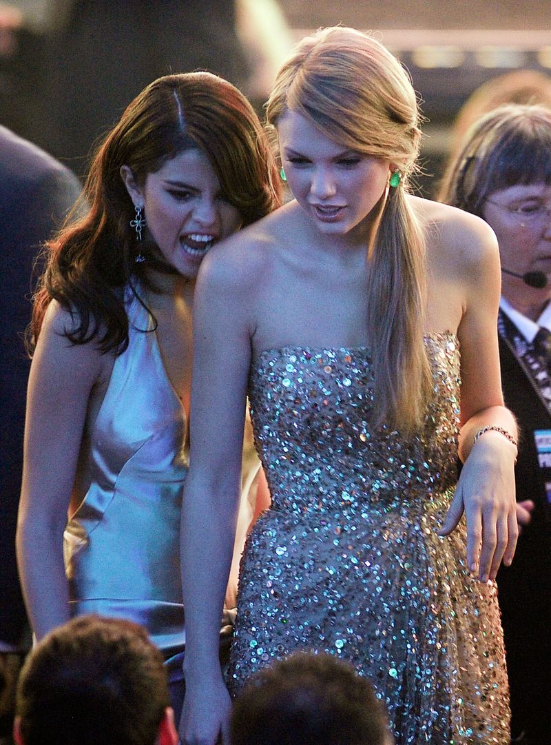 Selena Gomez dan Taylor Swift LOS ANGELES, CA - NOVEMBER 20: (L-R) Singers Selena Gomez and Taylor Swift at the 2011 American Music Awards held at Nokia Theatre L.A. LIVE on November 20, 2011 in Los Angeles, California. (Photo by Kevork Djansezian/Getty Images)