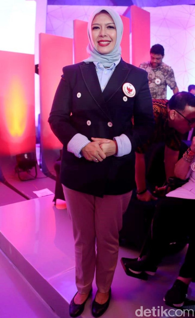 Nur Asia turut mendampingi sang suami, Sandiaga Uno, cawapres dari nomor urut dua dalam debat capres dan cawapres 2019. Wanita berusia 48 tahun ini memilih gaya elegan dengan power suit atau setelan jas. Foto: Rengga Sancaya