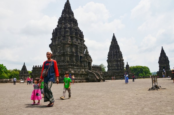 Banyak hal yang bisa diekplorasi di Candi Prambanan. Seperti legenda Roro Jongrang dan Sendratari Ramayanan. (Satria Nandha/detikTravel) Banyak hal yang bisa diekplorasi di Candi Prambanan. Seperti legenda Roro Jongrang dan Sendratari Ramayanan. (Satria Nandha/detikTravel)