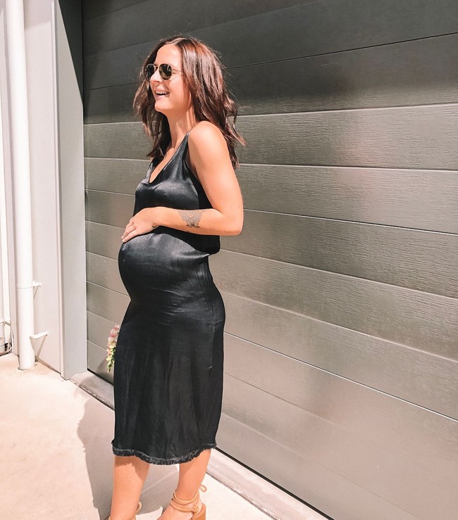 Selebgram Nicole Knight secara teratur berbagi foto pembaruan tentang kehamilannya dengan para pengikutnya di Instagram sebelum melahirkan dan sesudah melahirkan. Transformasi penampilannya yang jadi seksi setelah dua minggu melahirkan itu pun membuat banyak pengikutnya kagum. Foto: Instagram @nicoleknightt