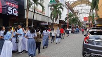 Merujuk ke semboyan Bhinneka Tunggal Ika, komunitas Wisata Kreatif Jakarta mengadakannya, Kamis (17/1) lalu. Tur ker rumah-rumah ibadah ini diikuti hampir seratus pelajar SMA dan mahasiswa di Jakarta (Masaul/detikTravel)