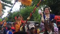 Selama festival berlangsung, para peserta akan diarak berkeliling kampung. Tidak jarang ada saja warga khususnya kaum pria yang melantukan Kalindada atau pantun kepada wanita penunggang kuda menari. (Abdy Febriady/detikTravel)