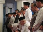 Jelang Debat, Jokowi-Maruf hingga JK Salat Magrib di Masjid Istana