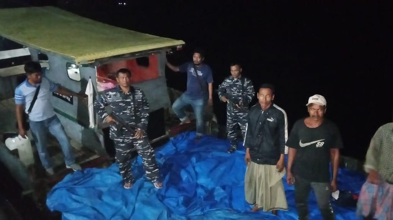 TNI AL Tangkap Kapal dari Malaysia Penyelundup 18 Ton Bawang di Aceh TNI AL Tangkap Kapal dari Malaysia Penyelundup 18 Ton Bawang di Aceh