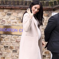 Meghan hadir di Mayhew Rabu (16/1/2019) lalu mengenakan busana maternity dengan harga terjangkau. Baju hamil Meghan kali ini berasal dari retailer fashion Swedia, H&M. Foto: Dok. Getty Images