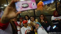 Pendukung Paslon 01 berselfie.