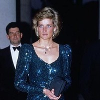 Penampilan Meghan membuat para penggemar bernostalgia dengan salah satu gaya ikonik Putri Diana. Diana juga memiliki gaun sequin serupa, namun dirancang oleh Catherine Walker dan pernah dikenakannya di tahun 1986 dan 1990.Foto: Dok. Getty Images