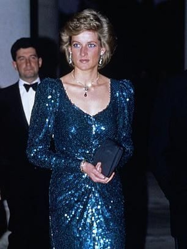Penampilan Meghan membuat para penggemar bernostalgia dengan salah satu gaya ikonik Putri Diana. Diana juga memiliki gaun sequin serupa, namun dirancang oleh Catherine Walker dan pernah dikenakannya di tahun 1986 dan 1990.Foto: Dok. Getty Images