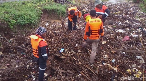 Ngeri! Penampakan Sampah Menutupi Badan Sungai di Kudus