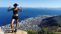 Di negara asalnya, Afrika Selatan, tak jarang ia mengunjungi objek wisata alam, melakukan aktivitas hiking (tamaryngreen/Instagram)