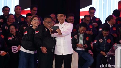 Aksi Pendukung Paslon 01 di Debat Capres Perdana