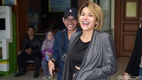 Nikita tampak tertawa-tawa dan happy sebelum memasuki ruangan sidang. Pool/Noel/detikFoto.