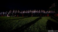 Petugas kepolisian dan TNI juga terlihat berjaga di lokasi.