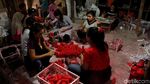 Produksi Lilin Dikebut Jelang Imlek