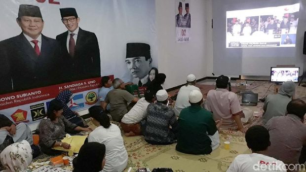2 Posko Berhadapan, Nonton Bareng Debat Capres di Solo Adem