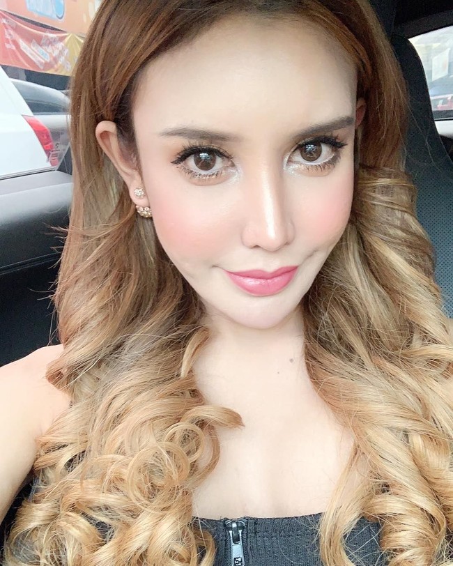 Transgender 24 tahun tersebut cukup sukses dengan bisnis krim wajah hingga pelangsing tubuh yang dipromosikan di Instagram. Produk Safiey pun dikenal dengan testimoni para pelanggannya yang terlihat menjanjikan. Karena bisnis ini, ia bisa liburan mewah, punya tas serta mobil mahal. Foto: Instagram @safieyillias94